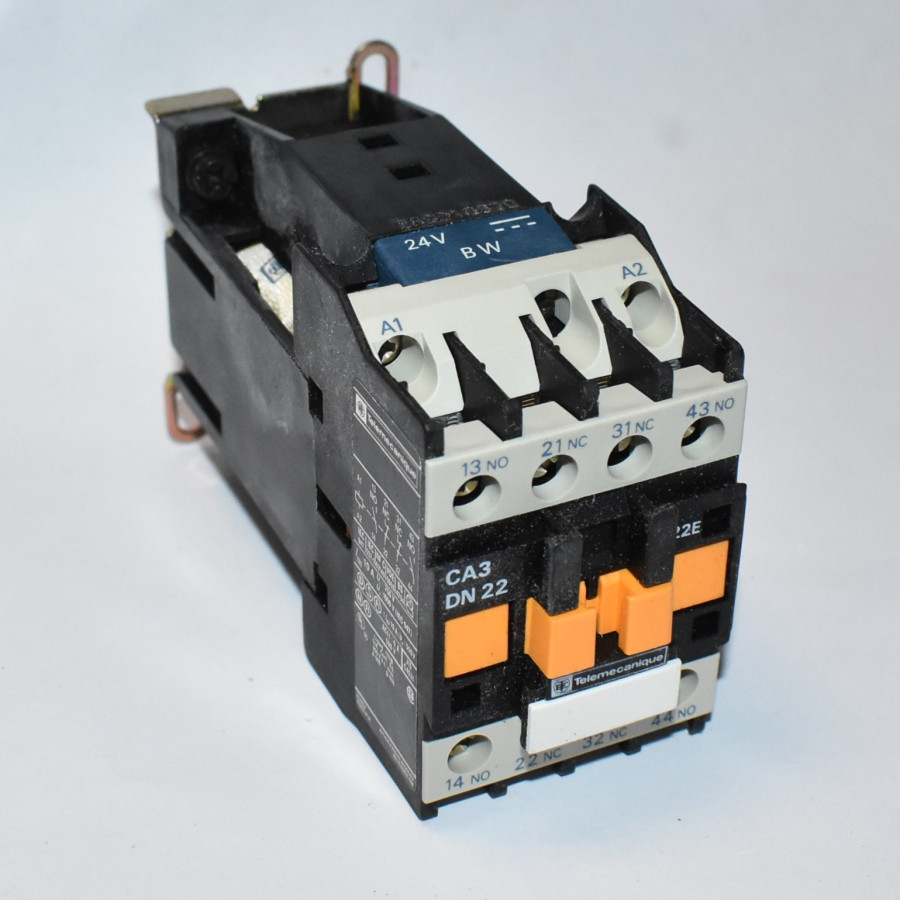 Telemecanique kontaktor CA3 DN22 - 24V Spole - 2x NO + 2x NC - discosupport.dk